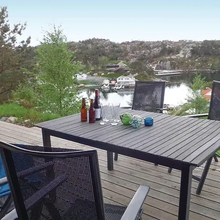 Three-bedroom Holiday In Fitjar