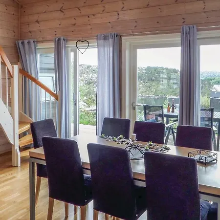 Three-bedroom Holiday In * Fitjar